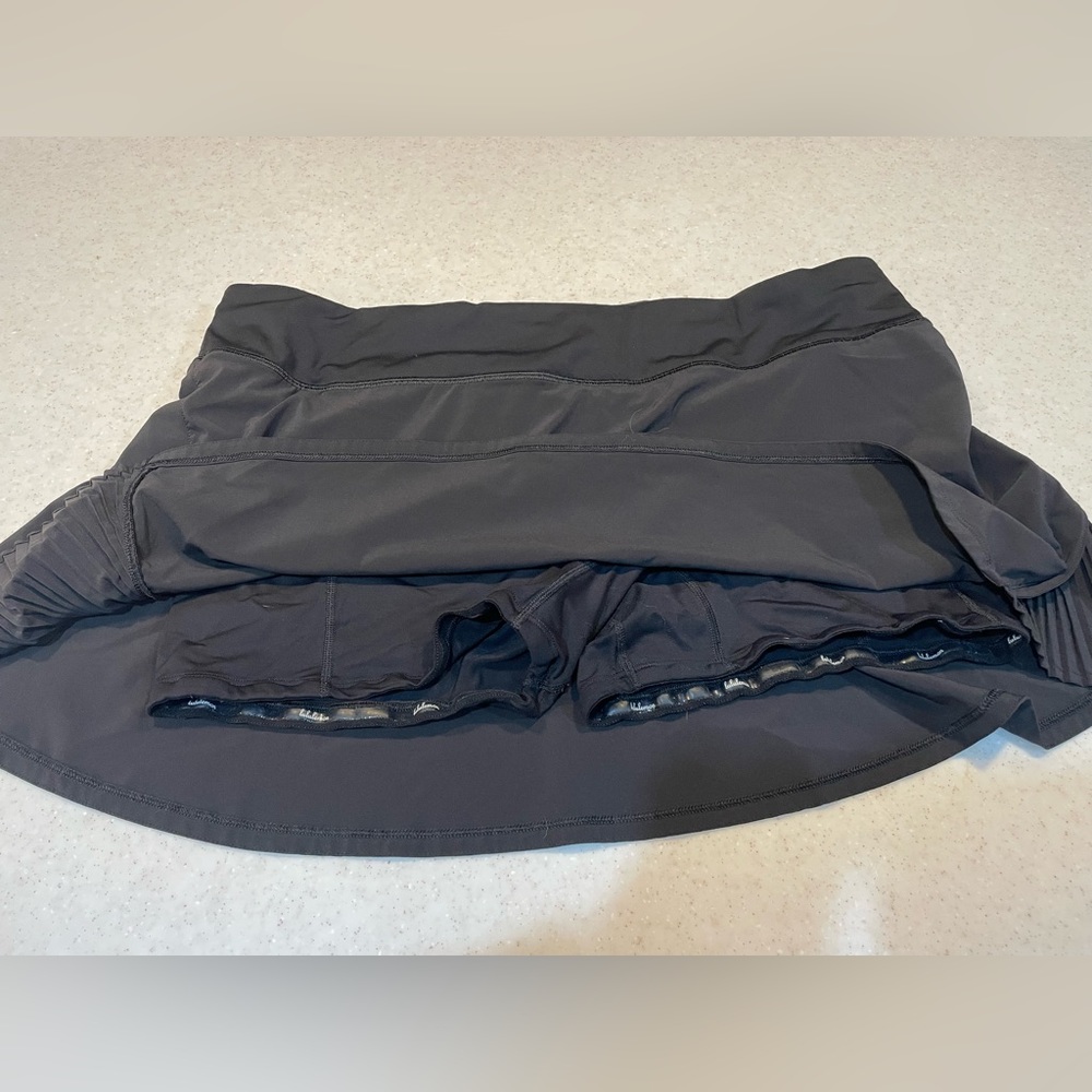 Lululemon Play off the pleats mid rise skirt in size 14.